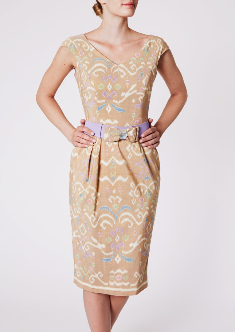 Stadtkleid mit figurbetontem Oberteil aus Ikat-Seide, Erdgelb