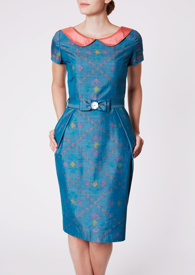 Stadtkleid mit Altrosa Bubikragen aus Ikat-Seide, Petrolblau