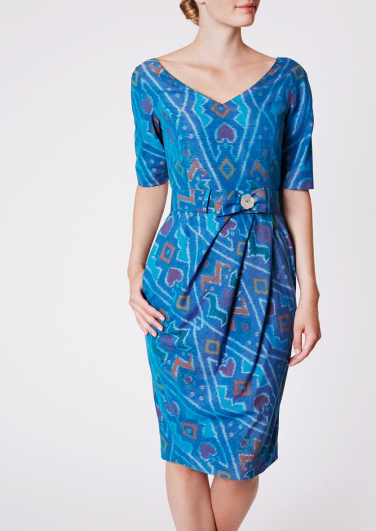 Stadtkleid mit Kimono-Halbärmeln aus Ikat-Seide, Ozeanblau
