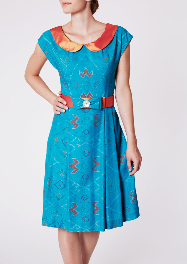 Stadtkleid mit kurzen Kappenärmeln aus Ikat-Seide, Himmelblau