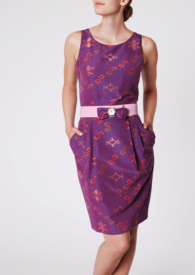 Verspieltes Stadtkleid mit Bleistiftrock aus Ikat-Seide, Purpurrot