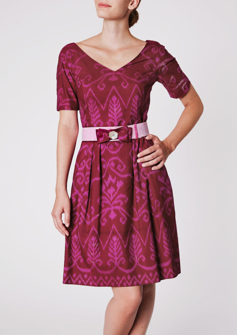 Stadtkleid mit Gürtel in Glyzinienrosa aus Ikat-Seide, Bordeauxviolett