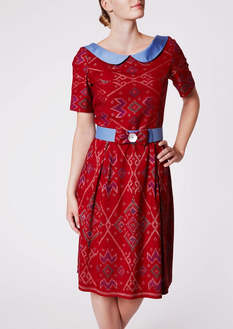 Stadtkleid mit Bubikragen aus Ikat-Seide, Burgunderrot