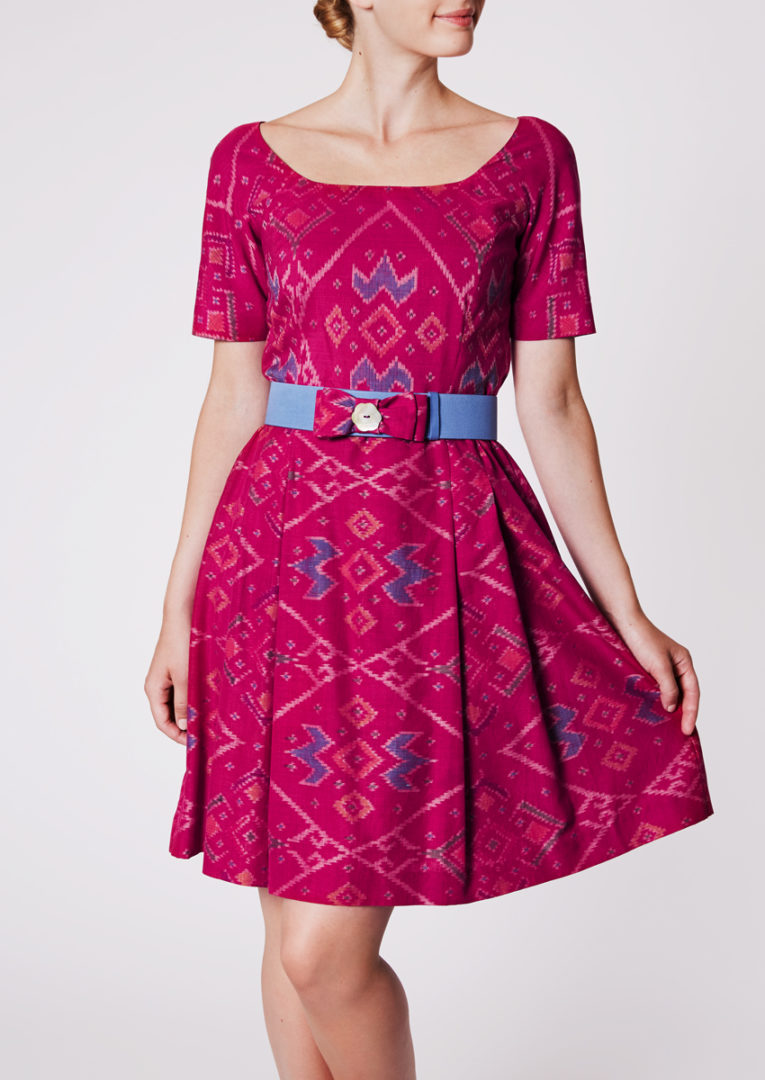 Stadtkleid mit Rundhalsausschnitt aus Ikat-Seide, Rotviolett