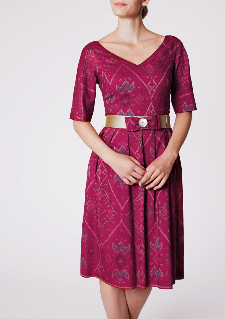 Stadtkleid mit goldenem Gürtel aus Ikat-Seide, Stiefmütterchenpurpur
