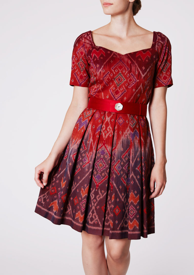 Stadtkleid mit Herzausschnitt aus Ikat-Seide, Barolorot
