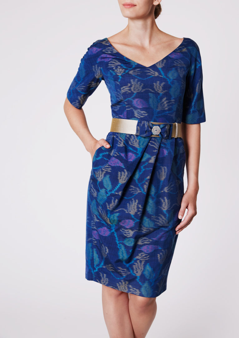 Stadtkleid mit V-Ausschnitt aus Ikat-Seide, Blaubeerblau