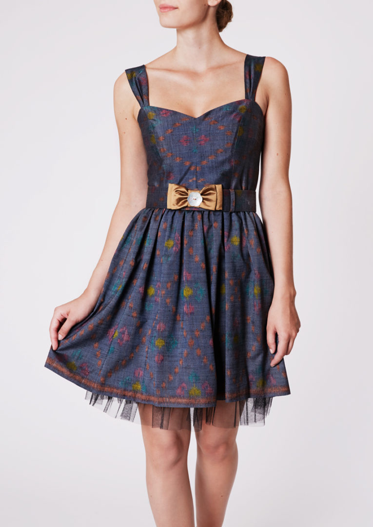 Cocktailkleid mit fliessend fallendem Faltenrock aus Ikat-Seide, Onyxgrau