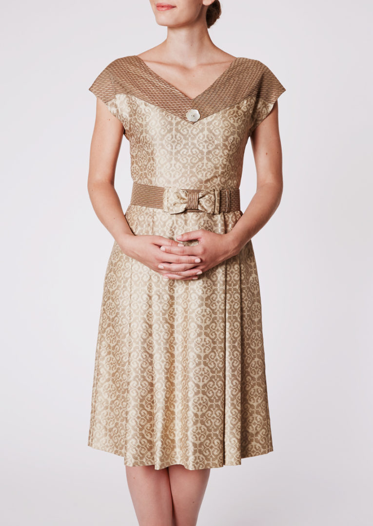 Cocktailkleid mit V-Ausschnitt aus Dobby-Seide, Wüstensand